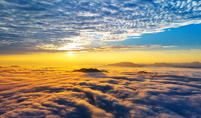 仰天堂日出云海滿眼金
